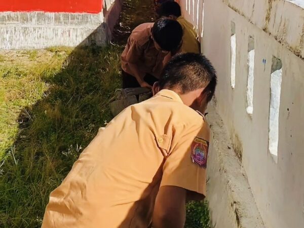 SDN Terpencil Katu Gelar Kerja Bakti Akhir Semester